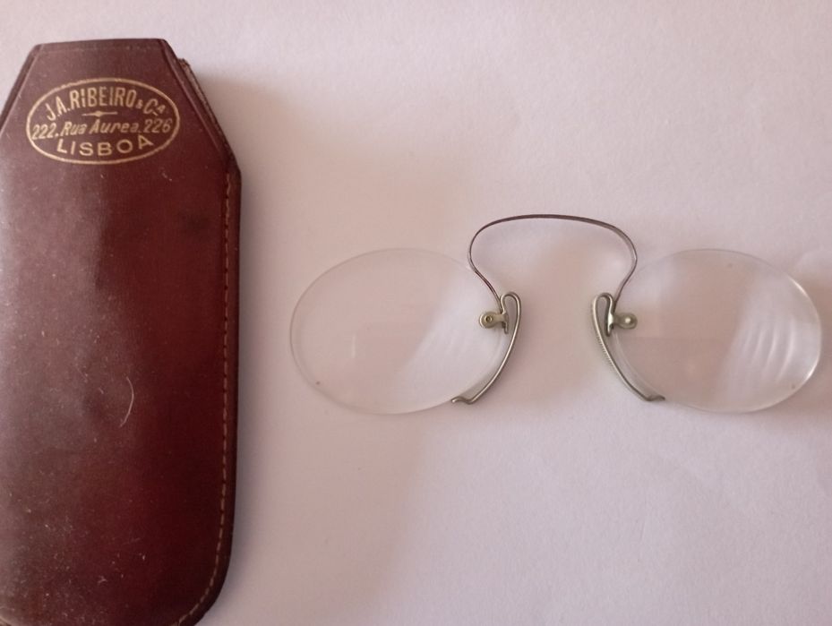 Óculos muito antigos