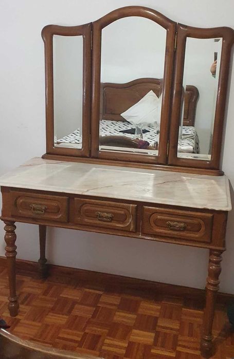 Mobília de quarto completa. Madeira maciça. Pouco uso.