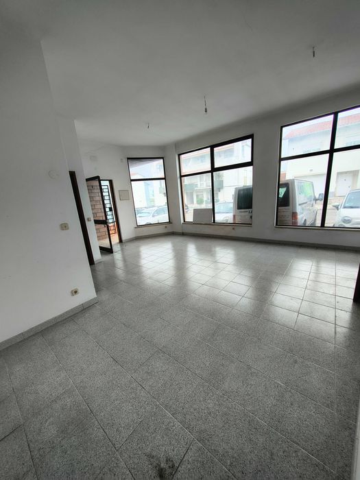 Loja com Arrecadação de Grandes Dimensões e Potencial de Conversão em Habitação | Marinha Grande