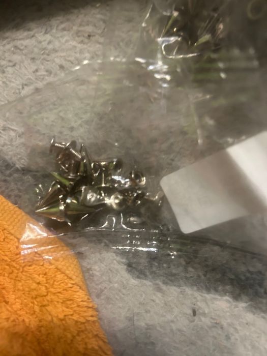 25 sztuk ćwieki nity punkowe srebrne stożkowe.