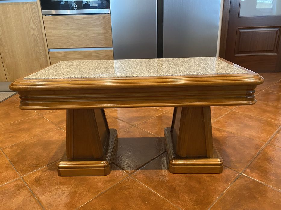 Mesa decorativa de madeira com tampa em granito+2 candeeiros