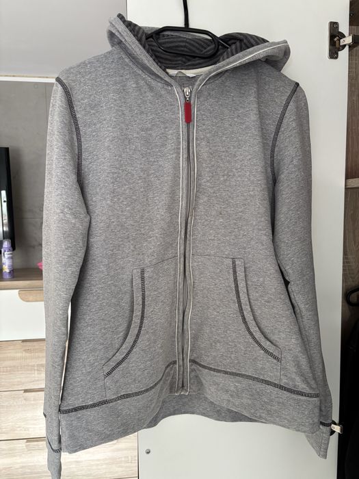 szara bluza z kapturem