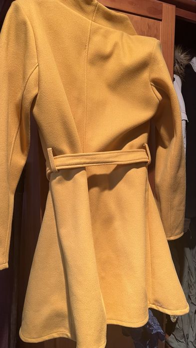 Vendo casaco em tom amarelo