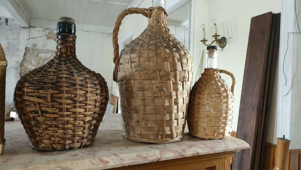 Conjunto de garrafas e garrafões empalhados