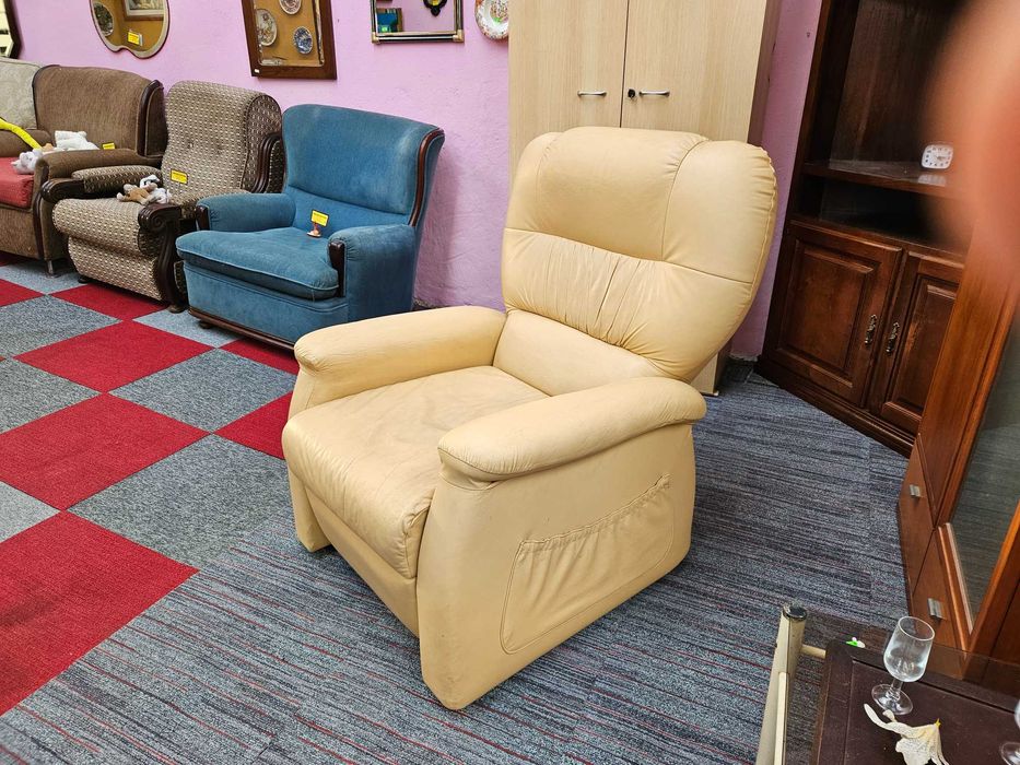 Poltrona Relax, em pele - Muito bom estado geral