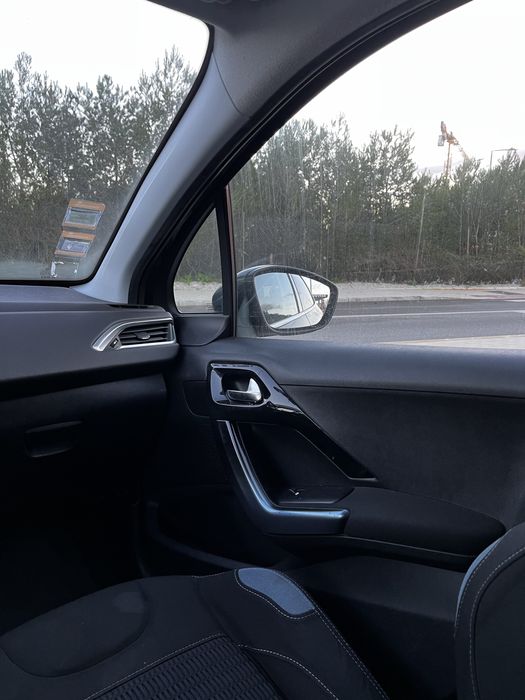 Peugeot 208 (Muito bom estado)