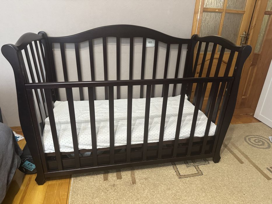 Дитяче ліжечко з натурального дерева коричневе