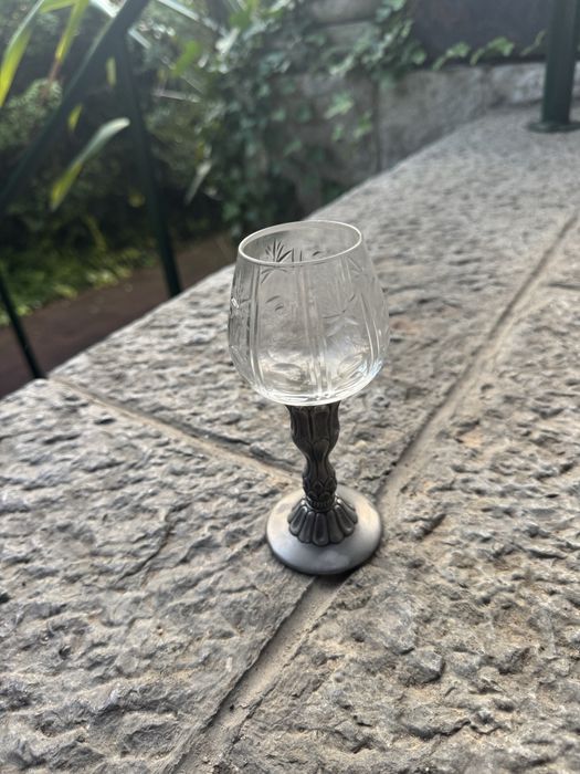 Conjunto de copos em cristal e estanho