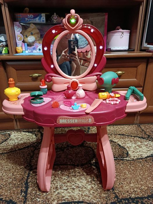 Дитячий туалетний косметичний столик