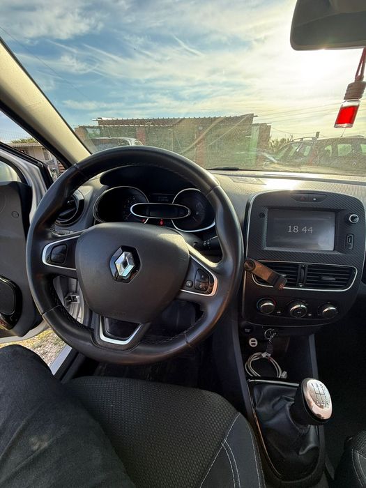 Vendo Renault Clio 2018
Gasóleo 
Revisão feita
Pneus Novos
Kilometros 232.000
Valor: 7.000€