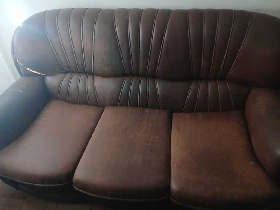 Sofá cama com rasgo  no ombro do sofá