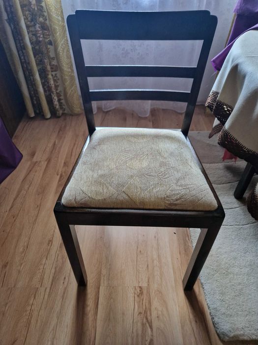 Drewniany stół z 6 krzesełami.
