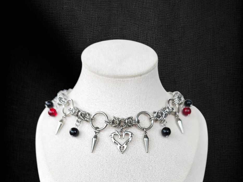 Choker chainmaille z sercem kolcami szkłem – stal chirurgiczna gothic