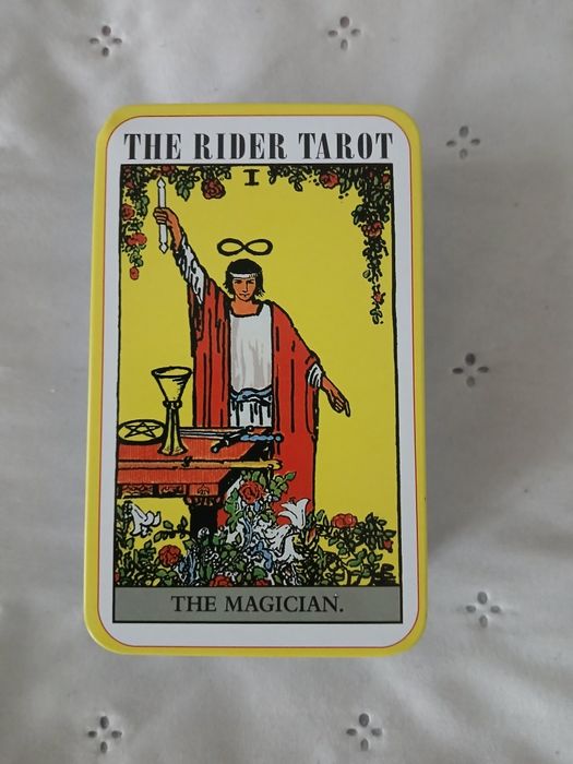 Колода карт Таро Райдера-Уейта із золотим зрізом в залізній коробці