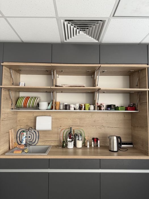 Кухня в зборі з мийкою та розетками