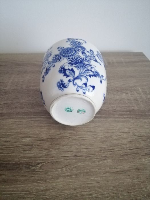 Porcelanowy, sygnowany wazon