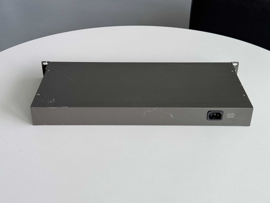 SWITCH D-Link (DES-1024R+) - 24 portas - Layer 2