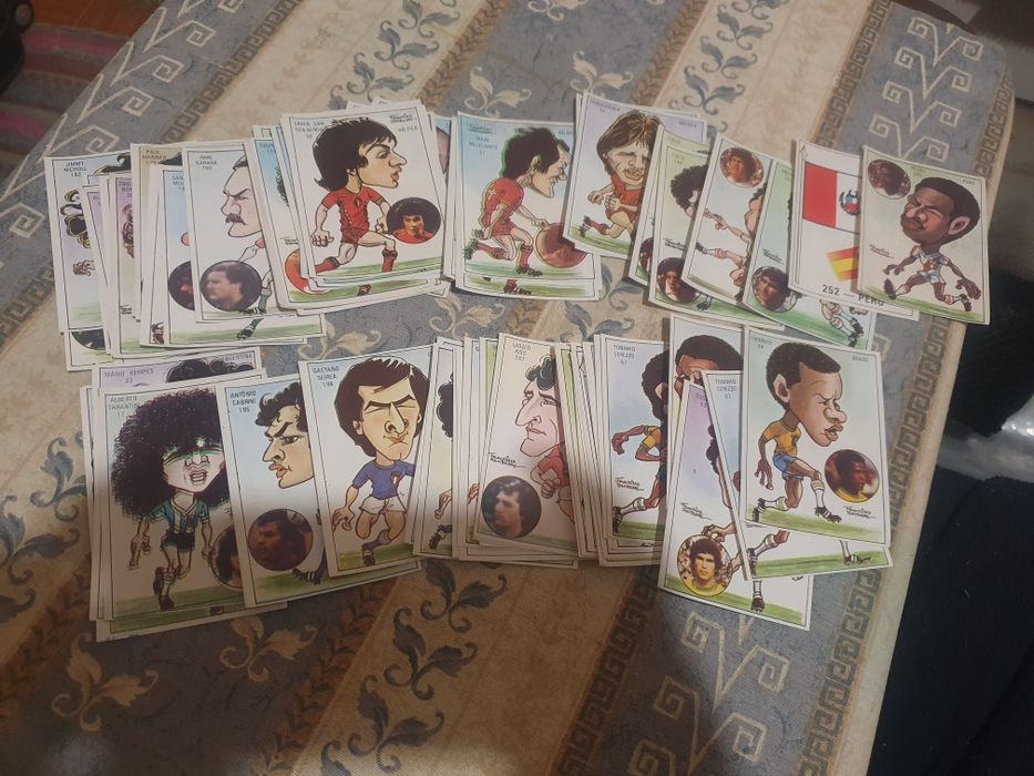 Caderneta incompleta mais os cromos todos de diferentes cadernetas