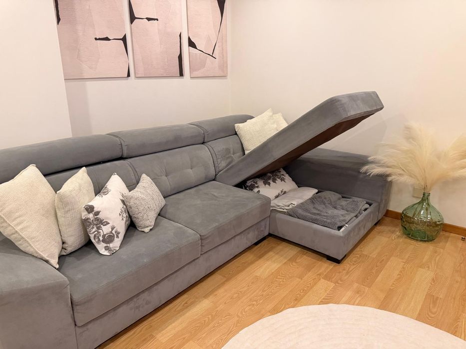 Sofá + Chaise Lounge confortável e espaçoso em muito bom estado