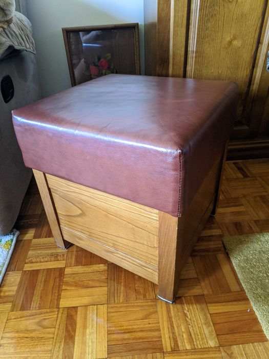 Banco pousa pés em madeira e tecido ou pele