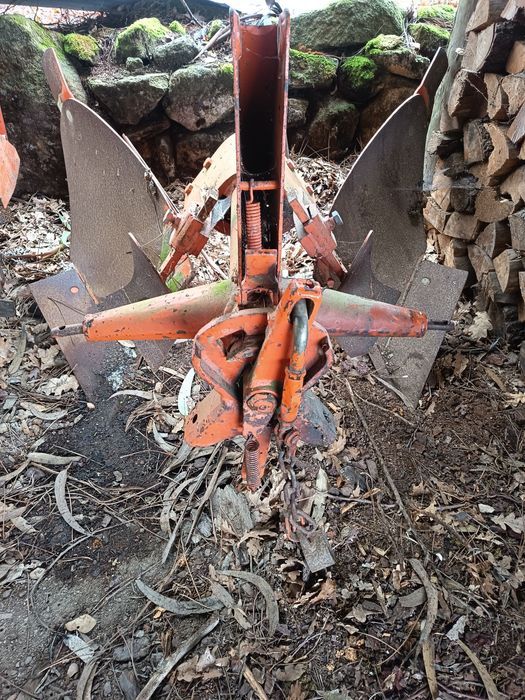 Trator Massey Fergunson 135 com reboque charrua e frese