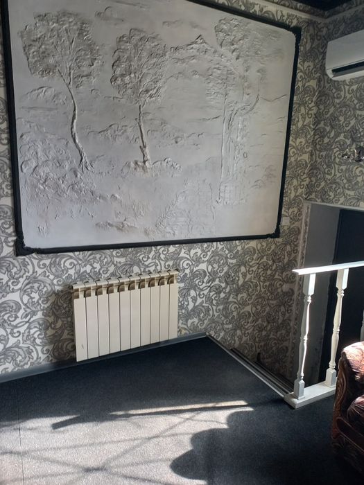 Здається місце для майстра манікюру, перукаря, косметолога.