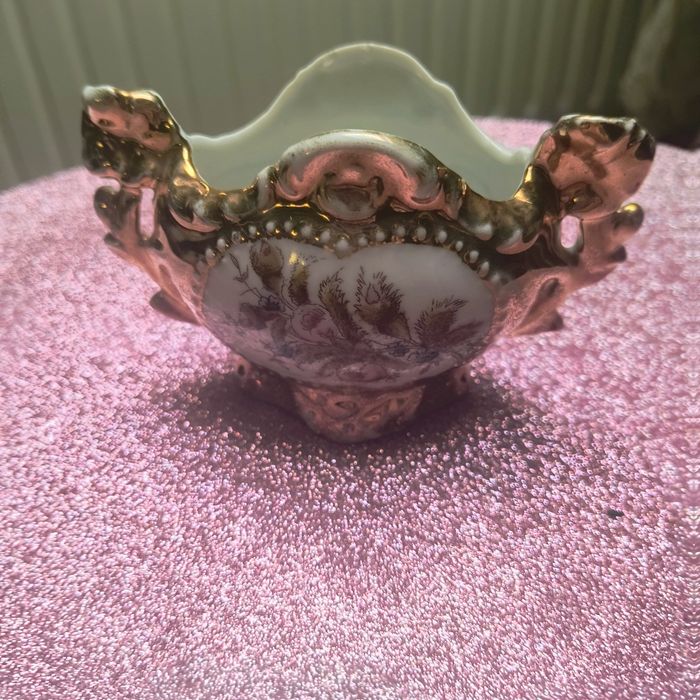 Złoty wazonik porcelana