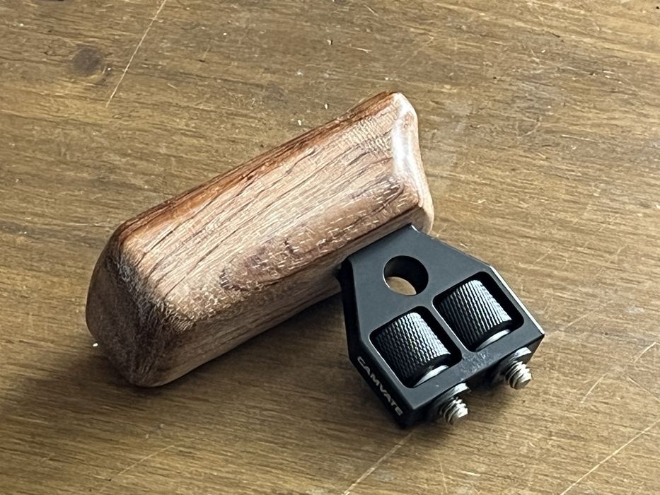 Punho com cabo em madeira