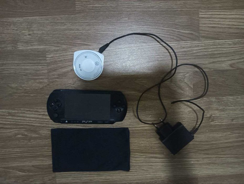 Consola PSP-E1004 + Carregador Novo + Mais de 15 Jogos Incluídos