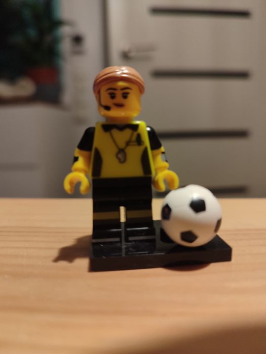 71037 LEGO minifigurka s. 24 Piłkarz
