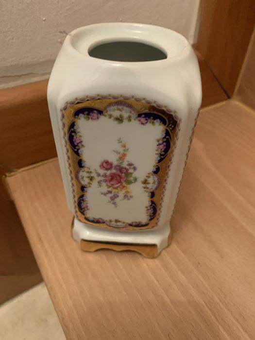Tres pratos, jarra, copo para a escova de dentes e um buzio Limoges
