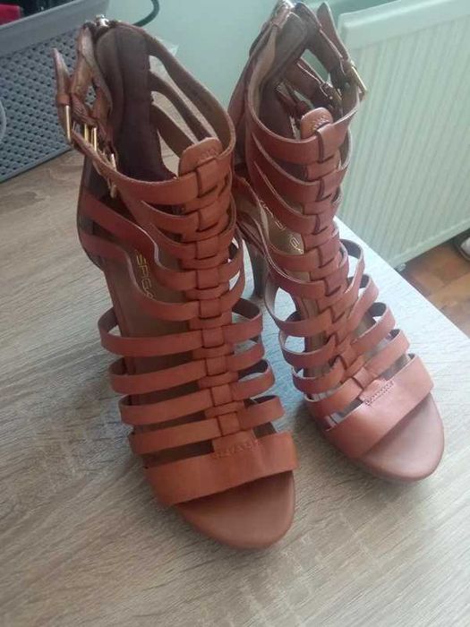 Sanały/rzymianki na słupku via spiga