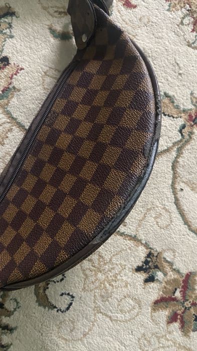 Сумка на пояс бананка LOUIS VUITTONта Hugo BOSS