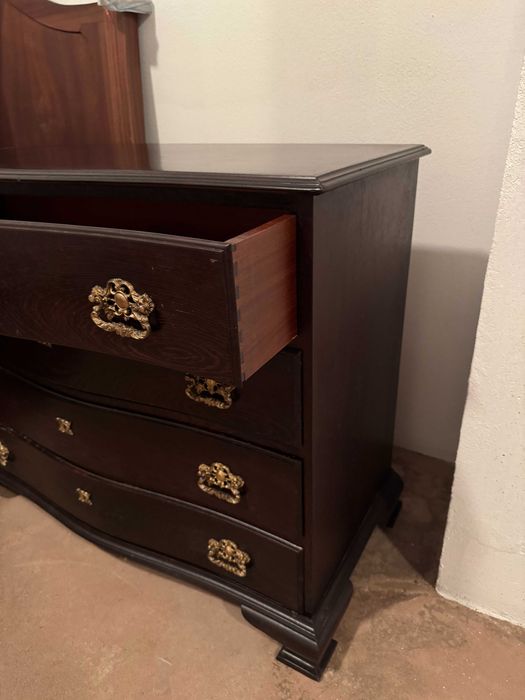 Cómoda em madeira maciça