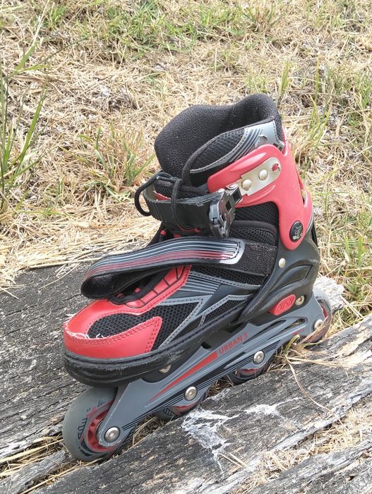 Patins em linha preto e vermelho