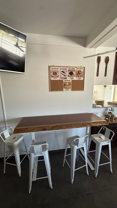 Mesa Alta em Madeira Maciça – Bordo Natural com 4 bancos