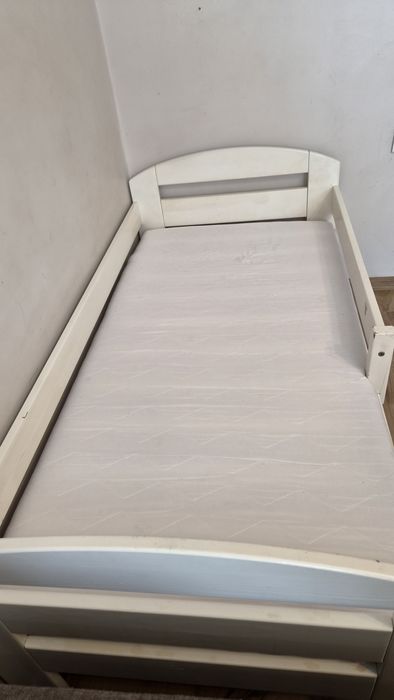 Łóżko drewniane  z materacem 160 cm