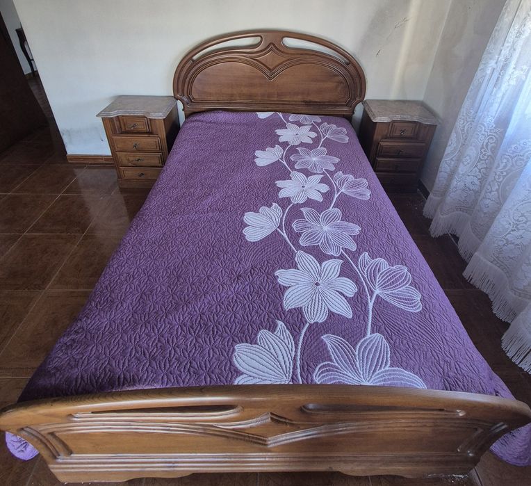 Quarto Completo em Madeira Maciça – Excelente Estado!