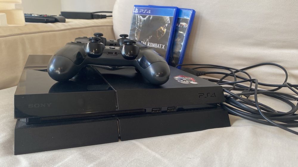 PS4 with 2 Controllers + iPhone 6s64354257511937122
