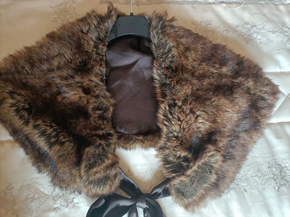 Estola em pele castanha