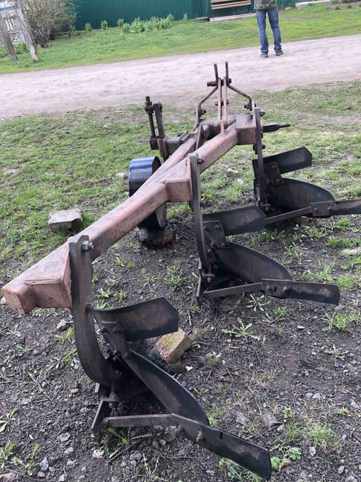 Продам плуг Полігон на високій стійці.