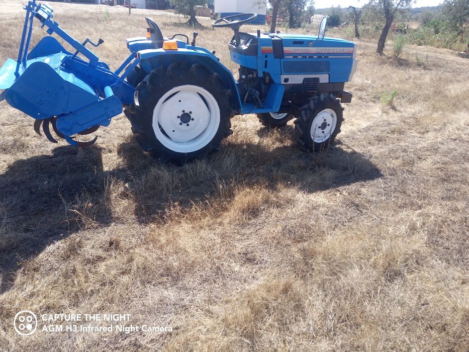 Tractor Mitsubishi 4x4 com fresa