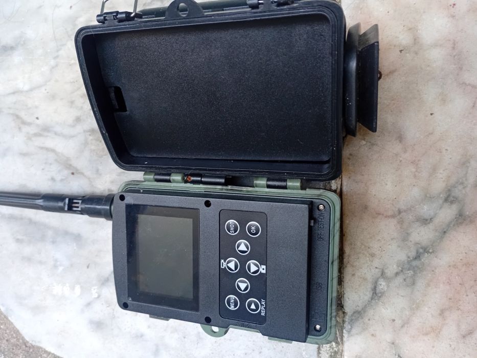 Hunting or Surveillance Camera with Tripod and Battery64283828204289121