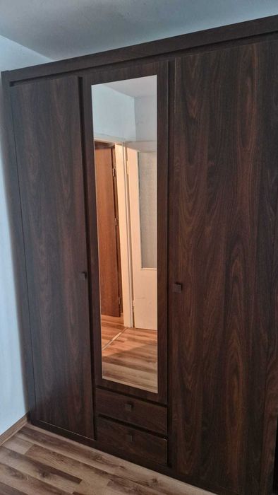 Szafa ,biurko i półka wisząca