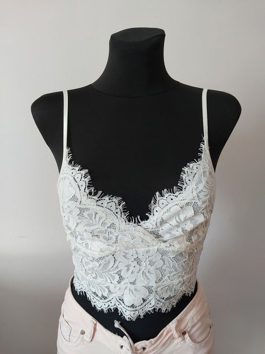 Biały koronkowy top crop.