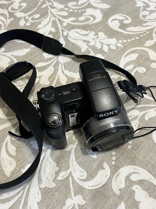 Sony Cyber-shot com zoom ótico de 15x e objetiva Carl Zeiss Vario-Tessar