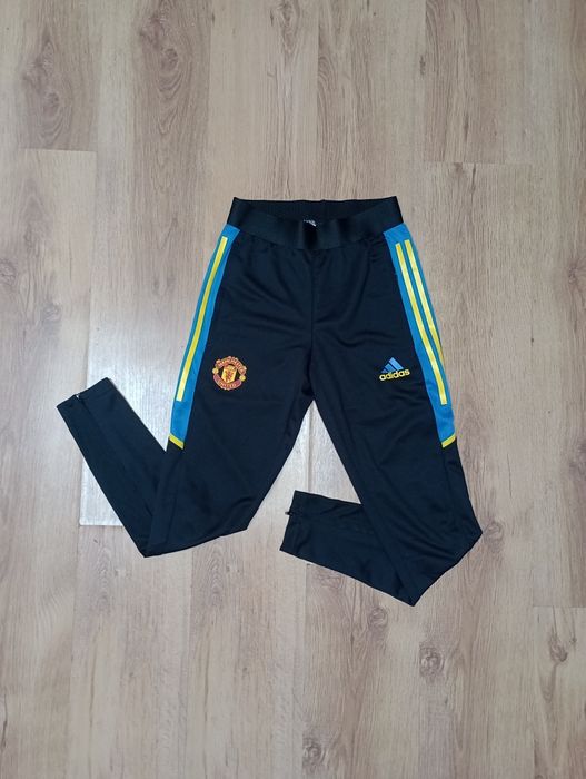 Spodnie piłkarskie Manchester United sezon 2021/2022