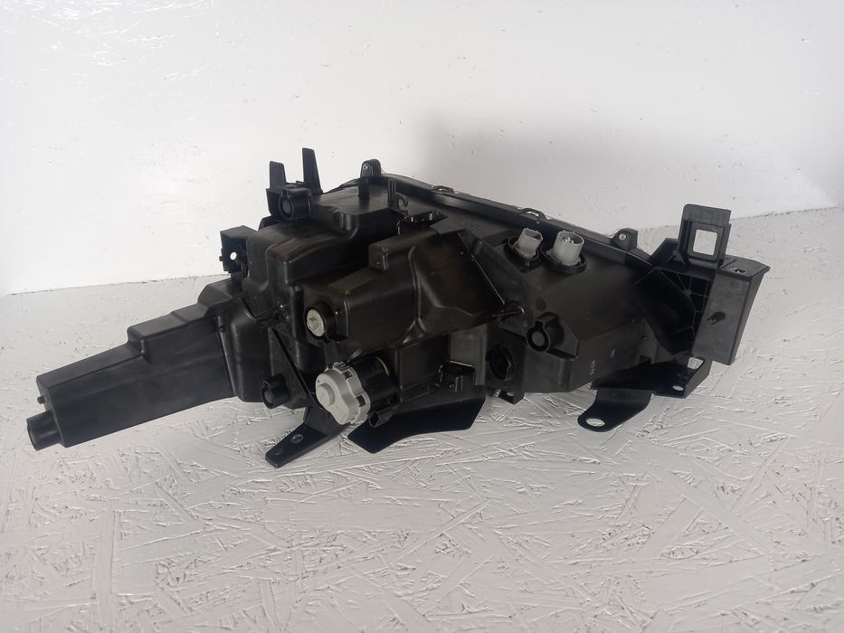 Lampa przednia  prawa do Mazdy CX 5 ll