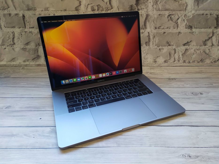 Apple MacBook Pro A1707 15" i7-7920HQ/16GB/512GB/AMD Radeon 4GB