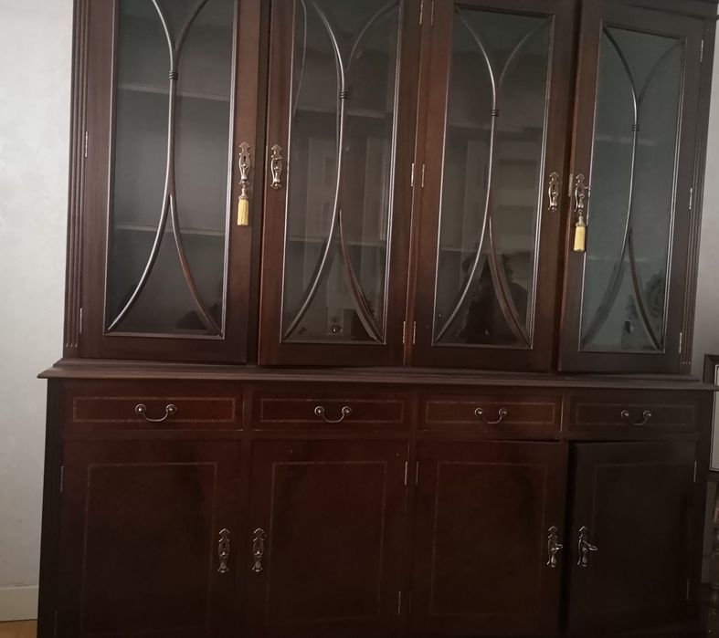 Armário louceiro, em duas peças sobrepostas. epostas